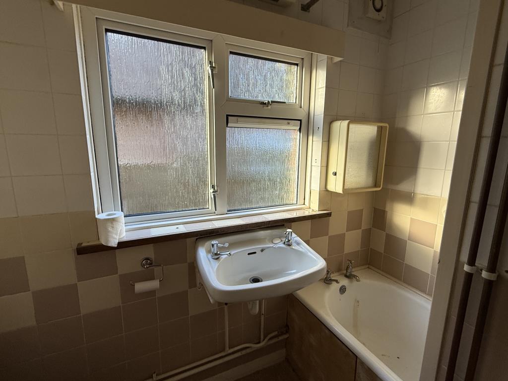 Lot: 158 - SEMI-DETACHED HOUSE IN NEED OF REFURBISHMENT - Bathroom in Semi in need of Refurbishment